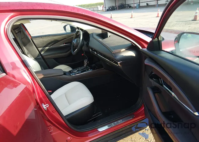 3MVDMBDYXRM712980: 44304568