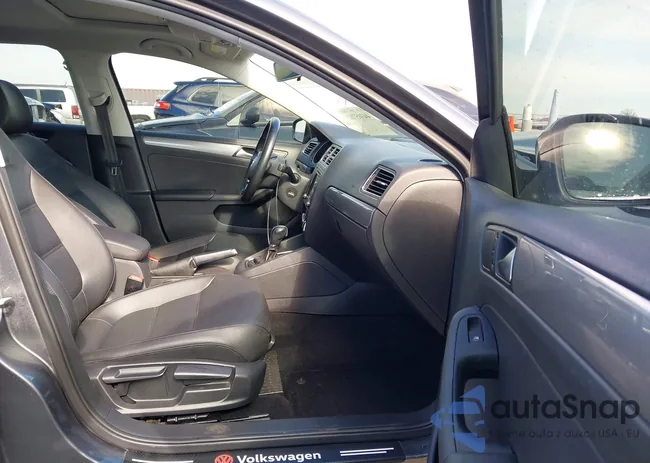 3VWDB7AJ8JM219831: 44305702