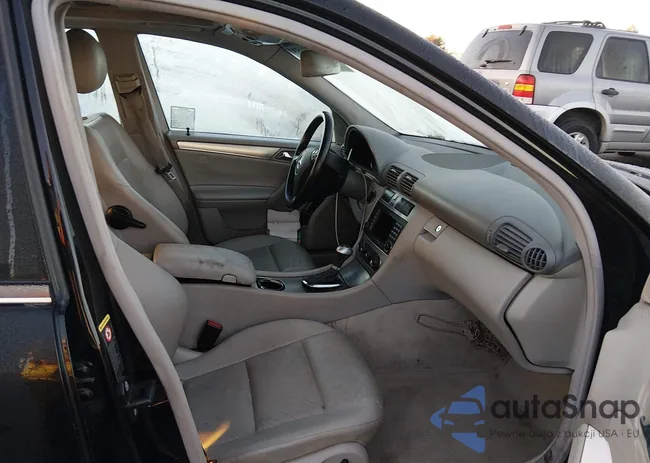 WDBRF40J15A780564: 44309153