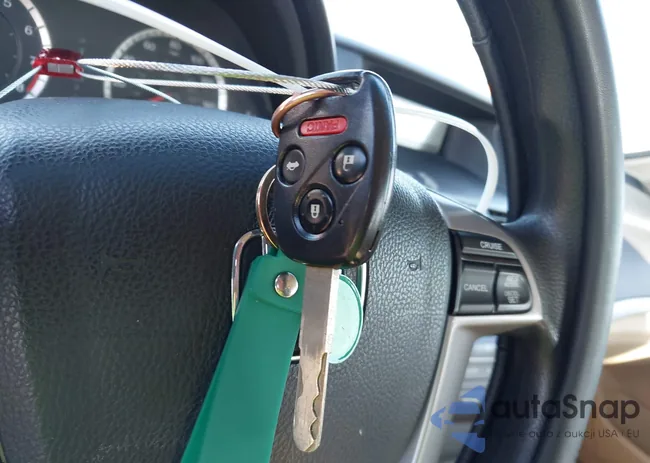 1HGCP2F44CA135979: 44318502