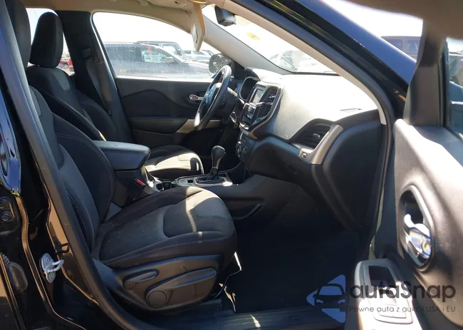 1C4PJLCB0JD566874: 44319133