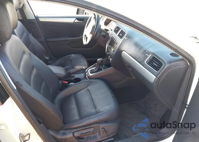 3VWD17AJ2EM328522: 44318729