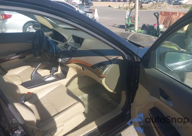 1HGCP2F82AA177065: 44318883