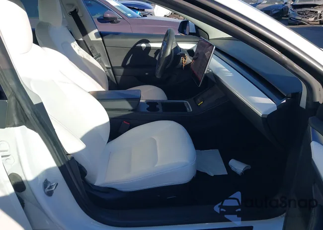 5YJ3E1EB3NF180372: 44320056