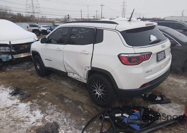 3C4NJDBB5JT176586: 44320479