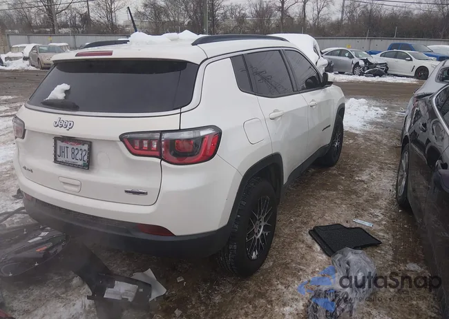 3C4NJDBB5JT176586: 44320479