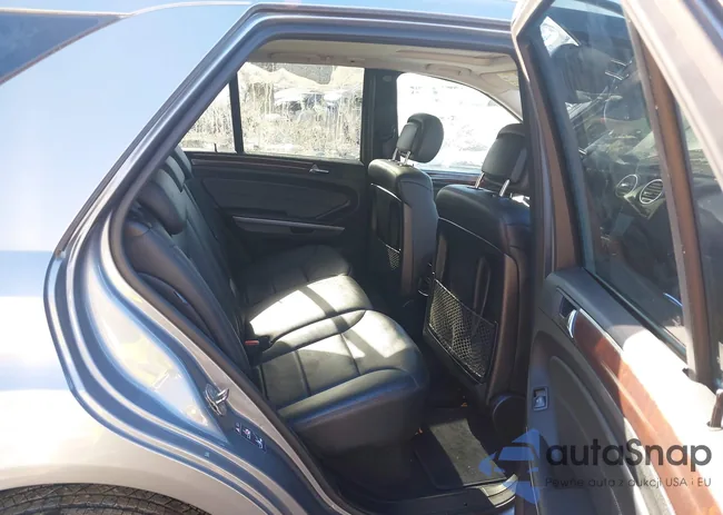 4JGBB8GB3AA569151: 44323912