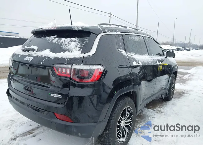 3C4NJDBB8LT251817: 44333088