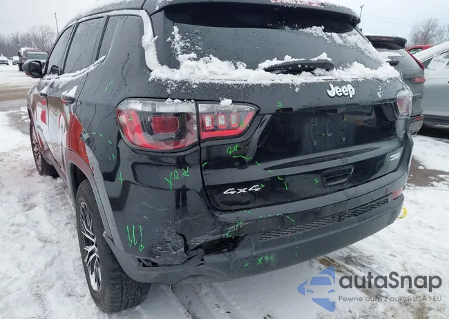 3C4NJDBB8LT251817: 44333088