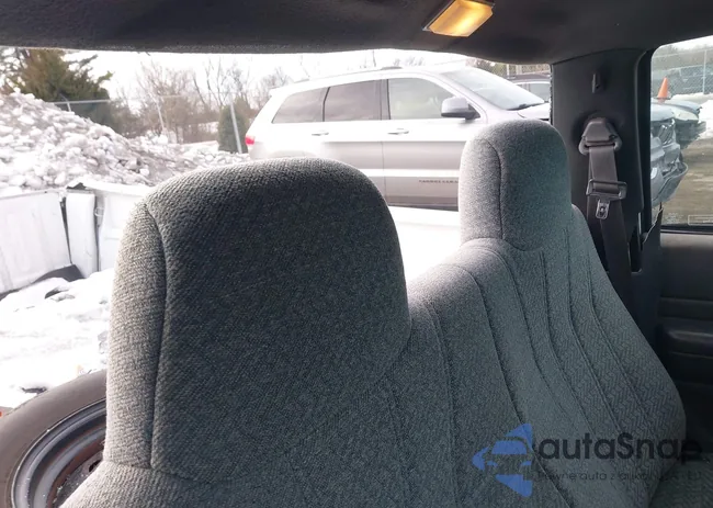 1GCCS14XXX8108934: 44335684