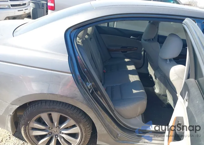 1HGCP2F81BA018880: 44337203