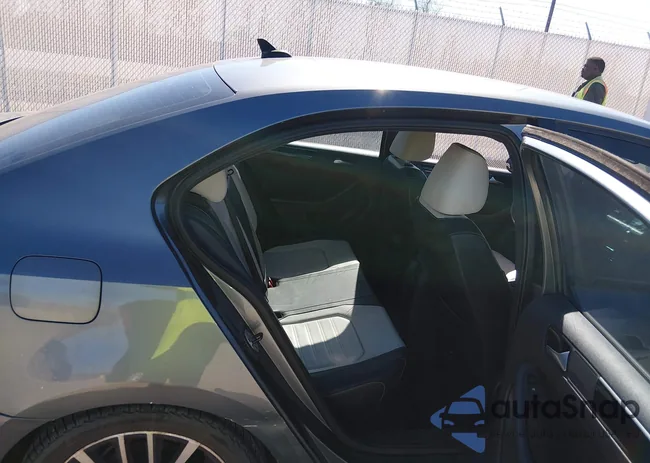 3VWD17AJ0FM211958: 44341987