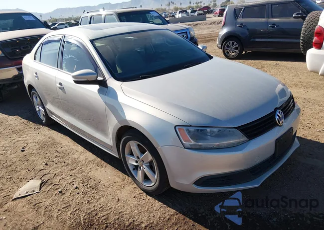 3VW3L7AJXCM013695: 44353079