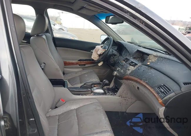 1HGCP2F82BA023585: 44358407