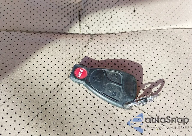 WDBJF65J7YB033597: 44359982