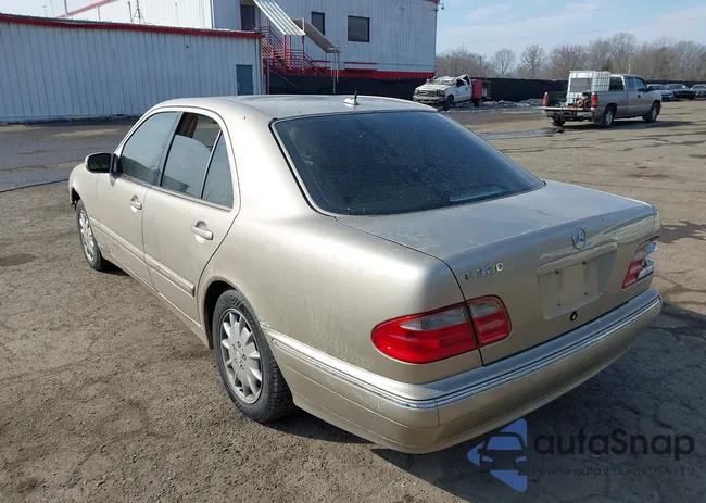 WDBJF65J7YB033597: 44359982