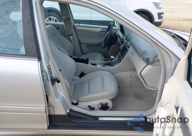 WDBRF52HX6A899683: 44365429