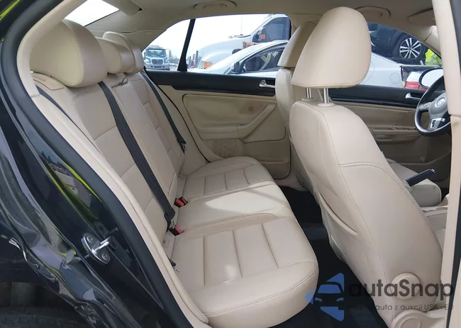 3VWRL7AJ5AM122704: 44367319