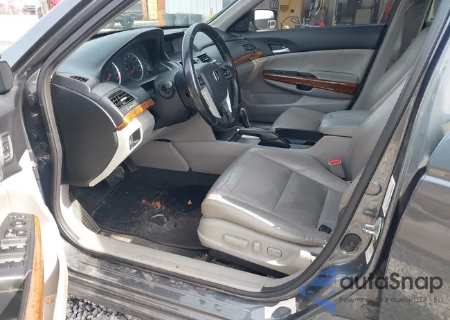 1HGCP3F8XBA006880: 44369035