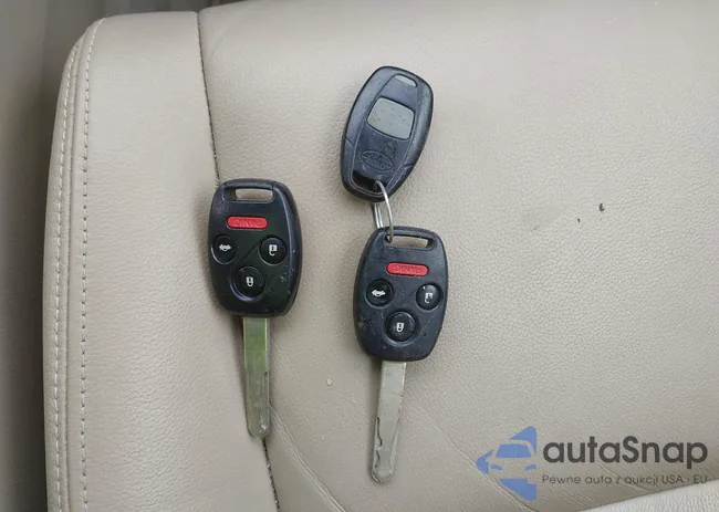 1HGCP3F85CA040176: 44372163