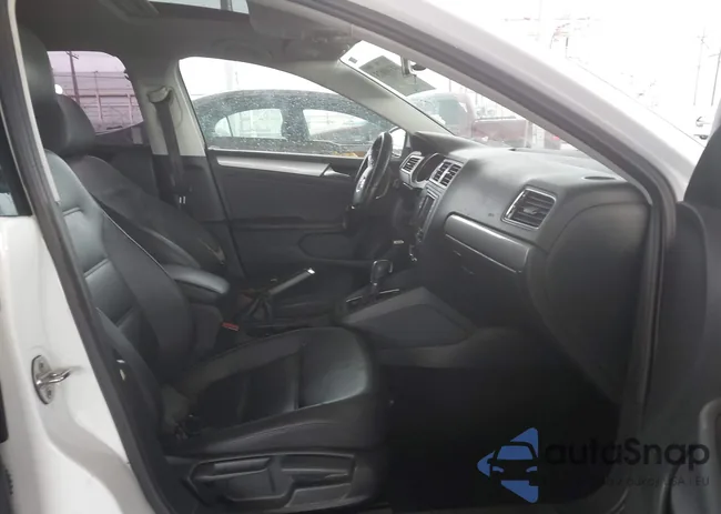 3VWDB7AJ8HM407341: 44390025