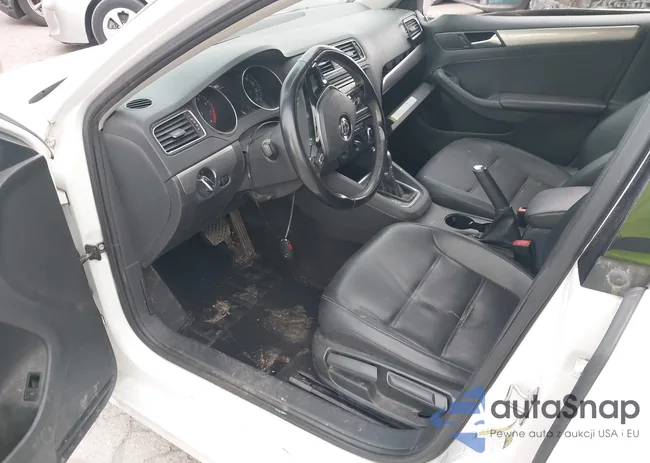 3VWDB7AJ0HM251800: 44390864