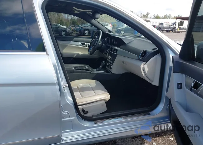 WDDGF4HB1DR257413: 44395378