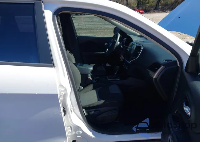 1C4PJLAB8GW161104: 44397584