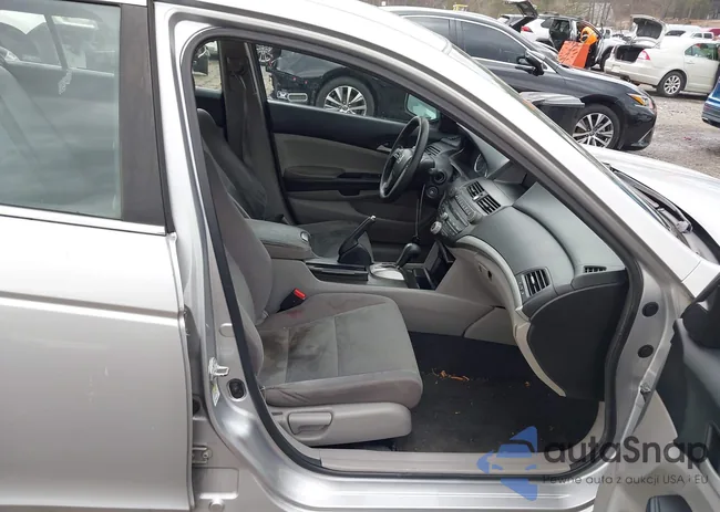 1HGCP2F32BA092314: 44402776