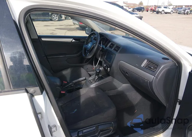 3VWD17AJ7FM235948: 44404847