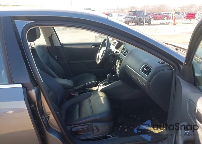 3VWLL7AJ2DM290567: 44406197