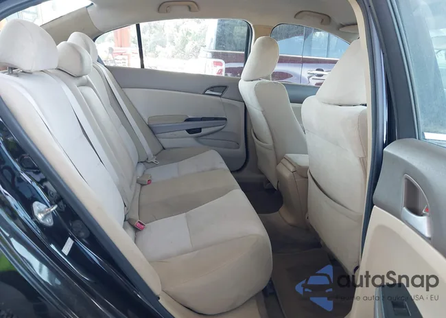 1HGCP2F37AA194772: 44444750