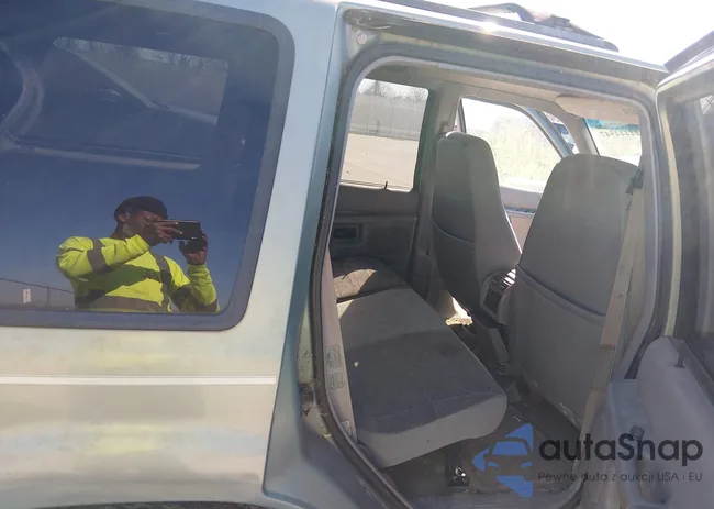 1FMZU32P6WZA52918: 44444547