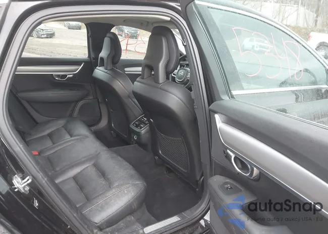 YV1A22MK4H1003960: 44445348