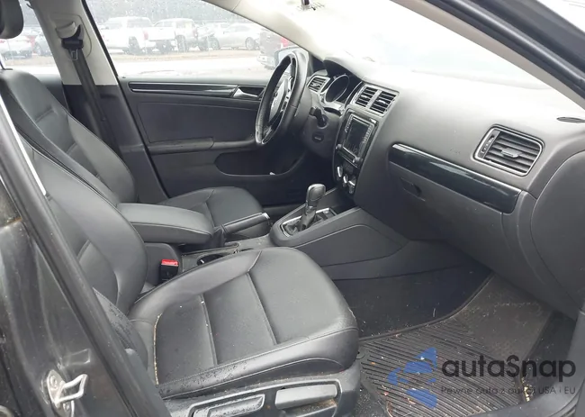 3VWL07AJ3GM230746: 44449354