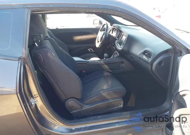 2C3CDZAT7FH737056: 44454444