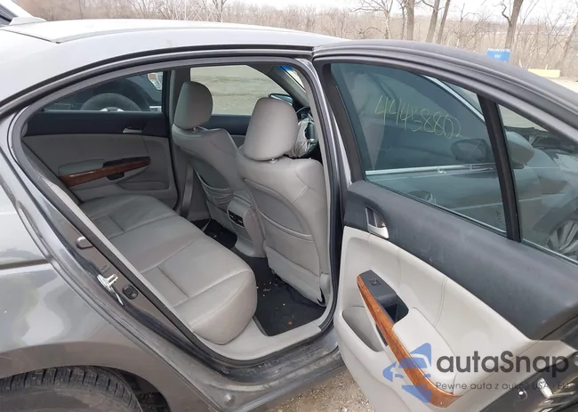 1HGCP2F8XBA050680: 44458802