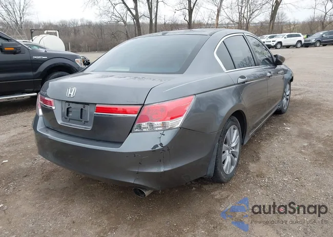 1HGCP2F8XBA050680: 44458802