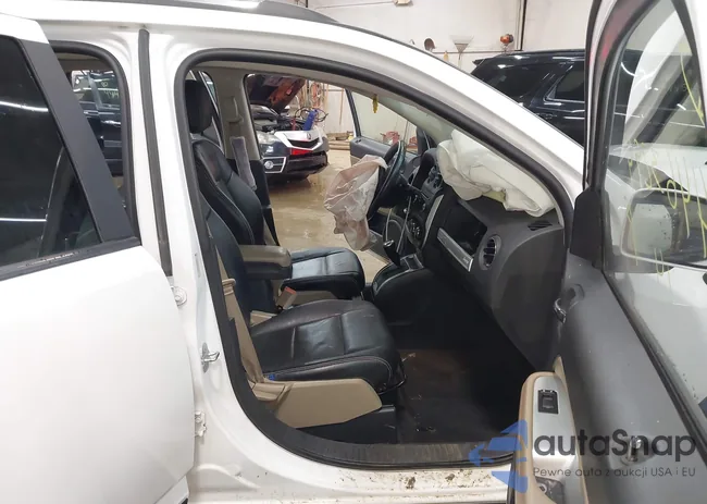 1C4NJDEB2ED685106: 44463294