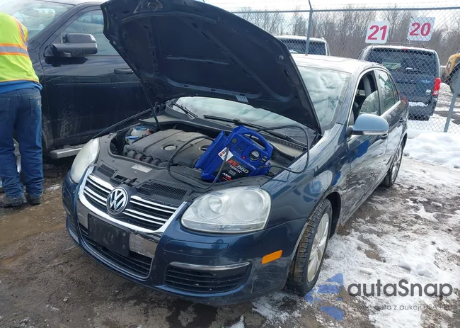 3VWRZ7AJ4AM008742: 44479180