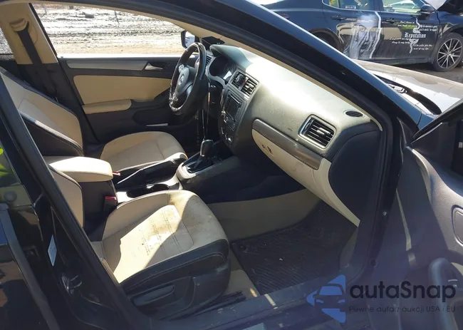 3VWLP7AJ8CM372824: 44484539