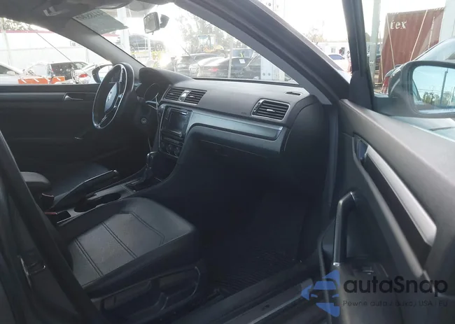 1VWDT7A35HC049986: 44488397