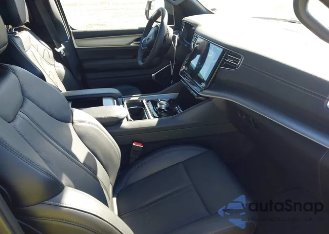 1C4SJVBP1SS525640: 43526575