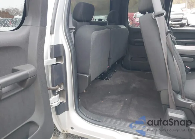 1GTSKVE33AZ211404: 43555200