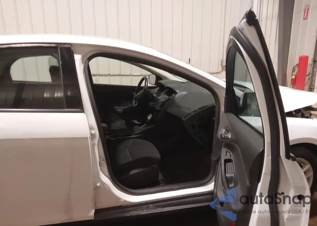 1FADP3F24JL303747: 43565461