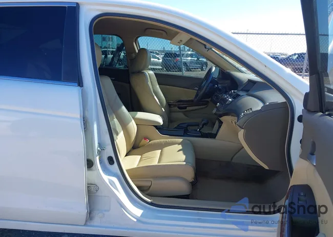 1HGCP26398A030031: 43565481