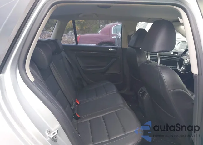 3VWPZ7AJ8AM688751: 43578557