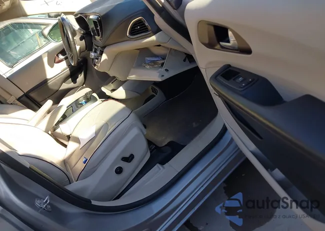 2C4RC1GG5HR782711: 43589675