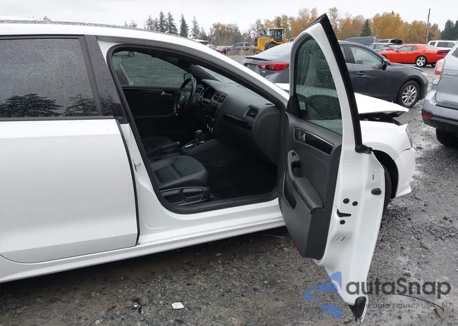 3VWD17AJ3JM251072: 43607404