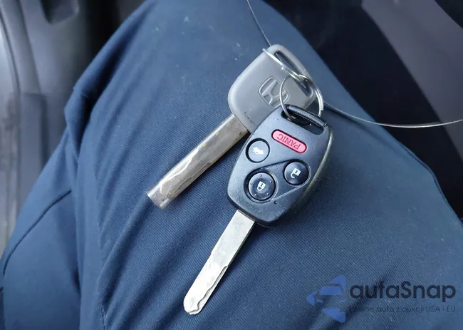 2HGFB2F84DH516975: 43642178